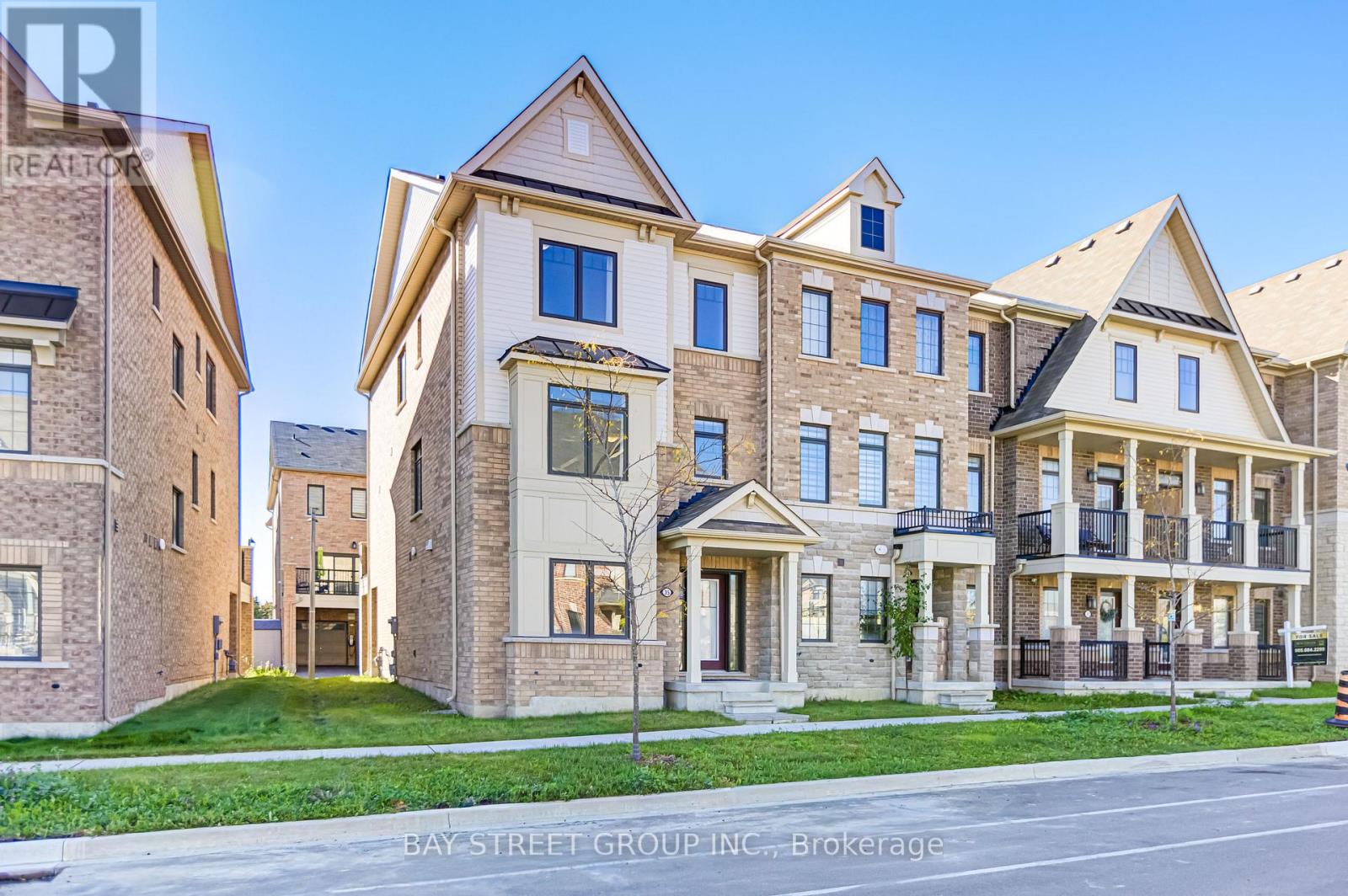 35 George Peach Avenue, Markham, Ontario  L6C 0Z2 - Photo 2 - N12425074