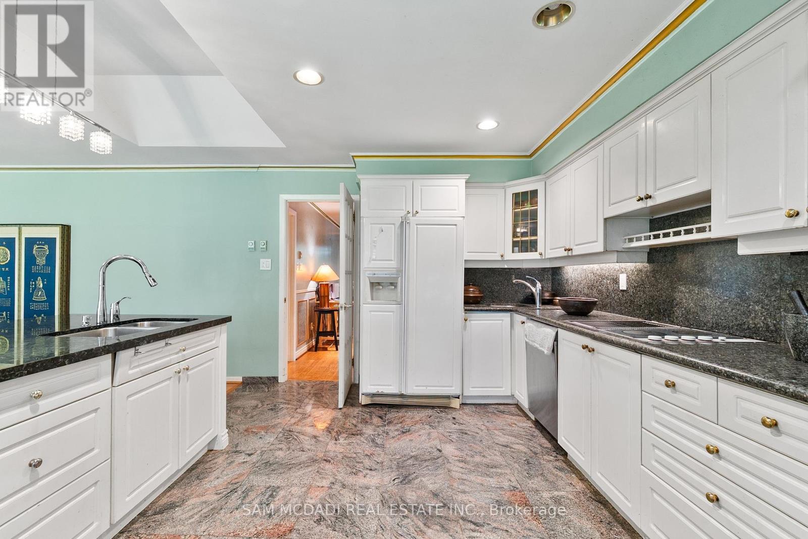 610 Kedleston Way, Mississauga, Ontario  L5H 1Y5 - Photo 18 - W12439019