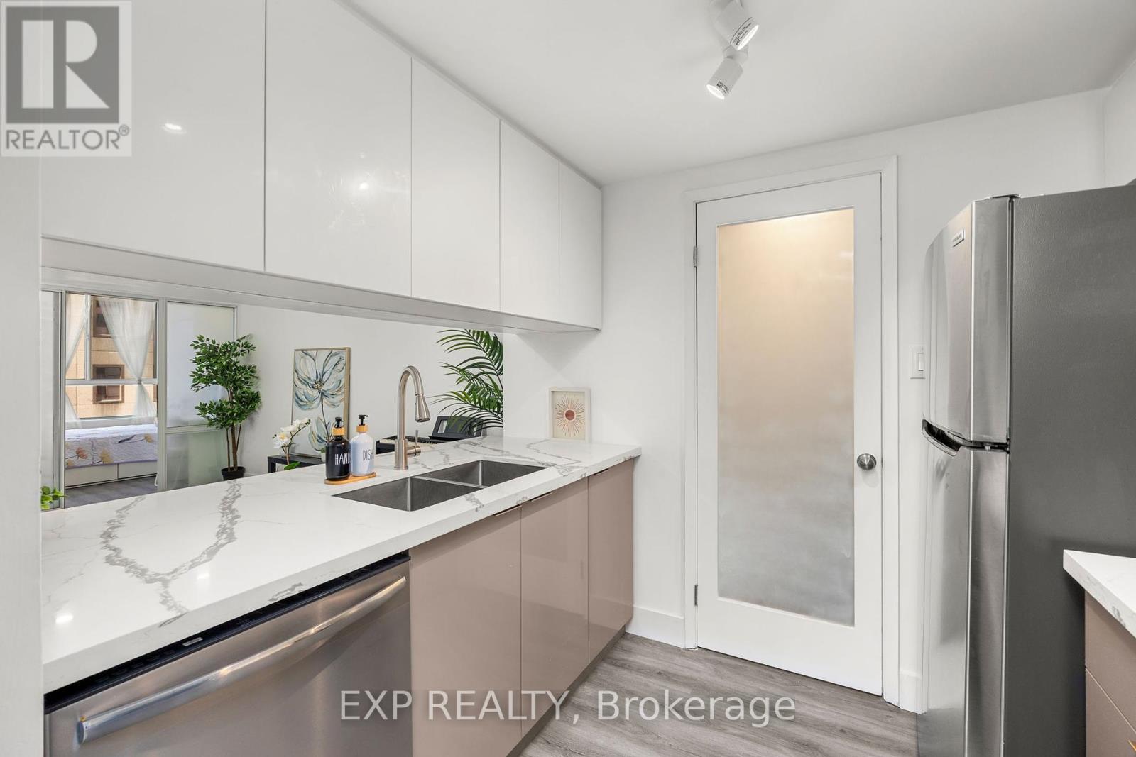 817 - 711 Bay Street, Toronto (Bay Street Corridor), Ontario  M5G 2J8 - Photo 3 - C12439029