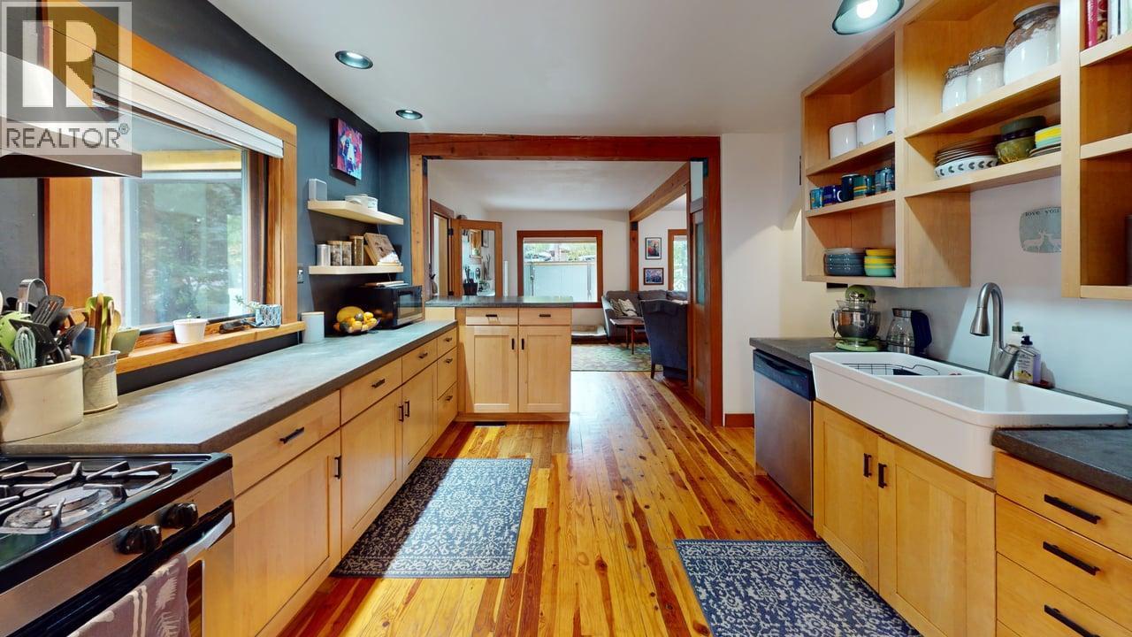 2190 Butte Street, Rossland, British Columbia  V0G 1Y0 - Photo 16 - 10364357