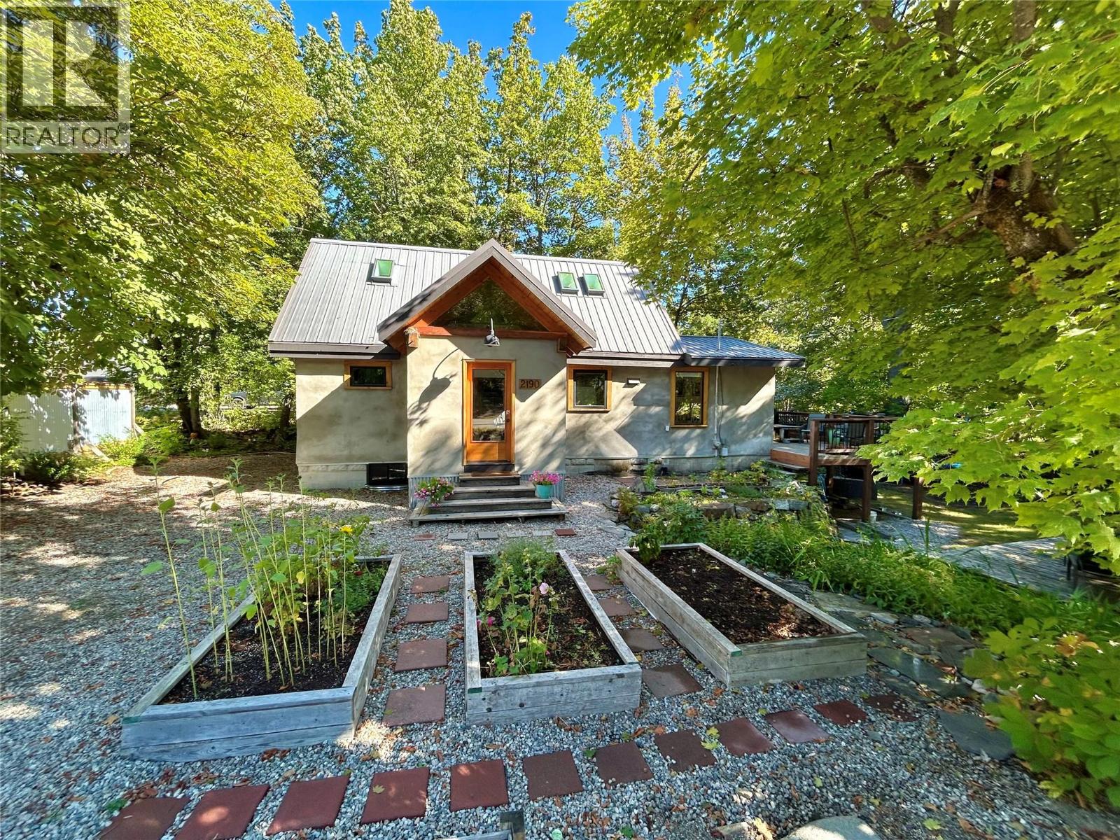 2190 Butte Street, Rossland, British Columbia  V0G 1Y0 - Photo 2 - 10364357