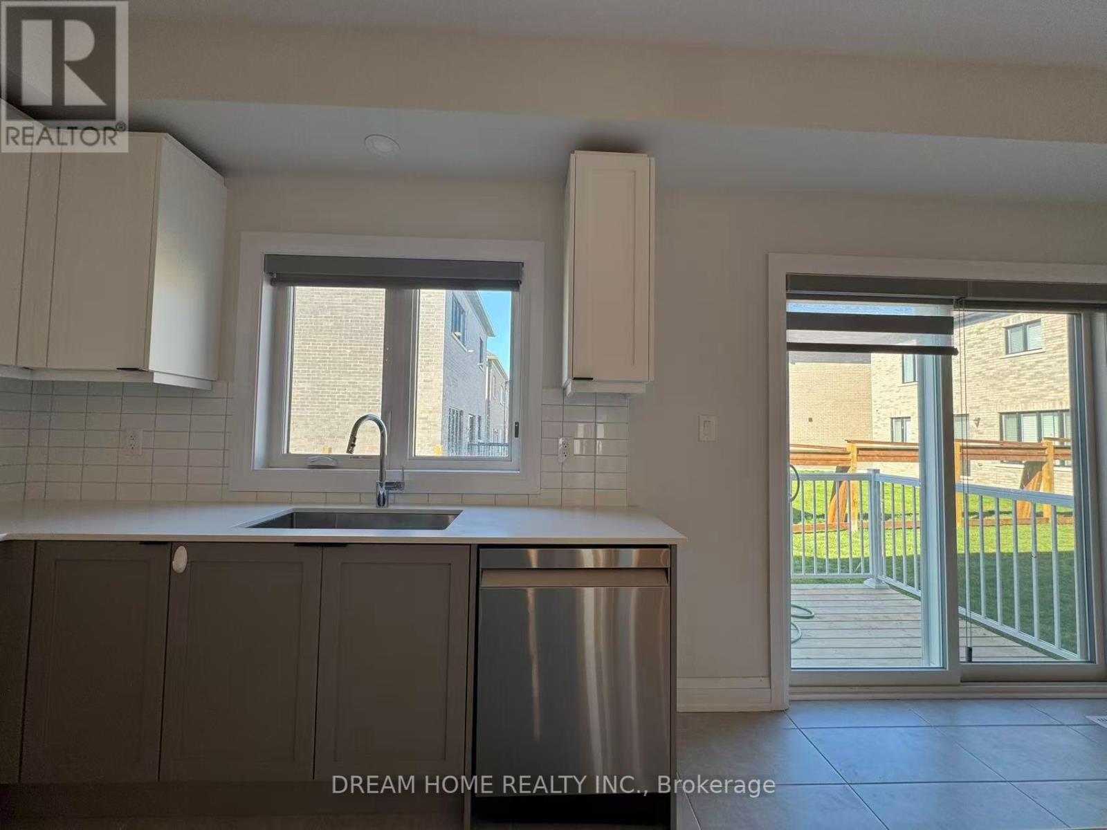 138 Seguin Street, Richmond Hill, Ontario  L4E 1N2 - Photo 4 - N12439043