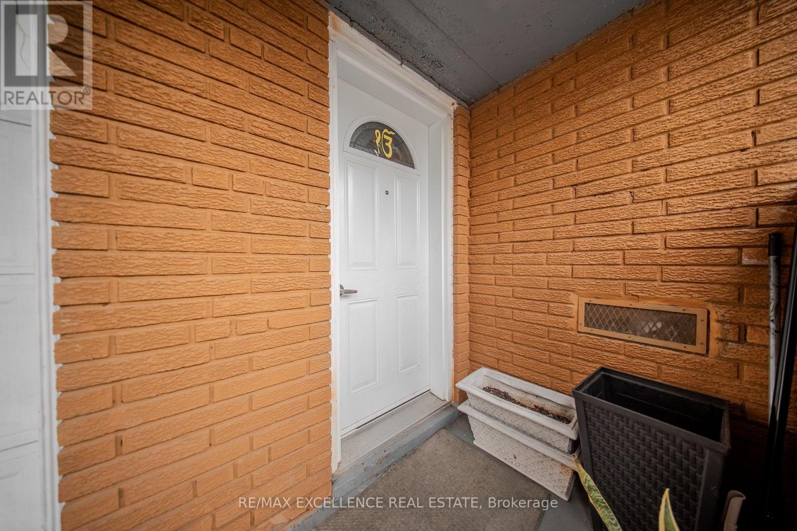 7246 Reindeer Drive, Mississauga, Ontario  L4T 2M7 - Photo 18 - W12434182