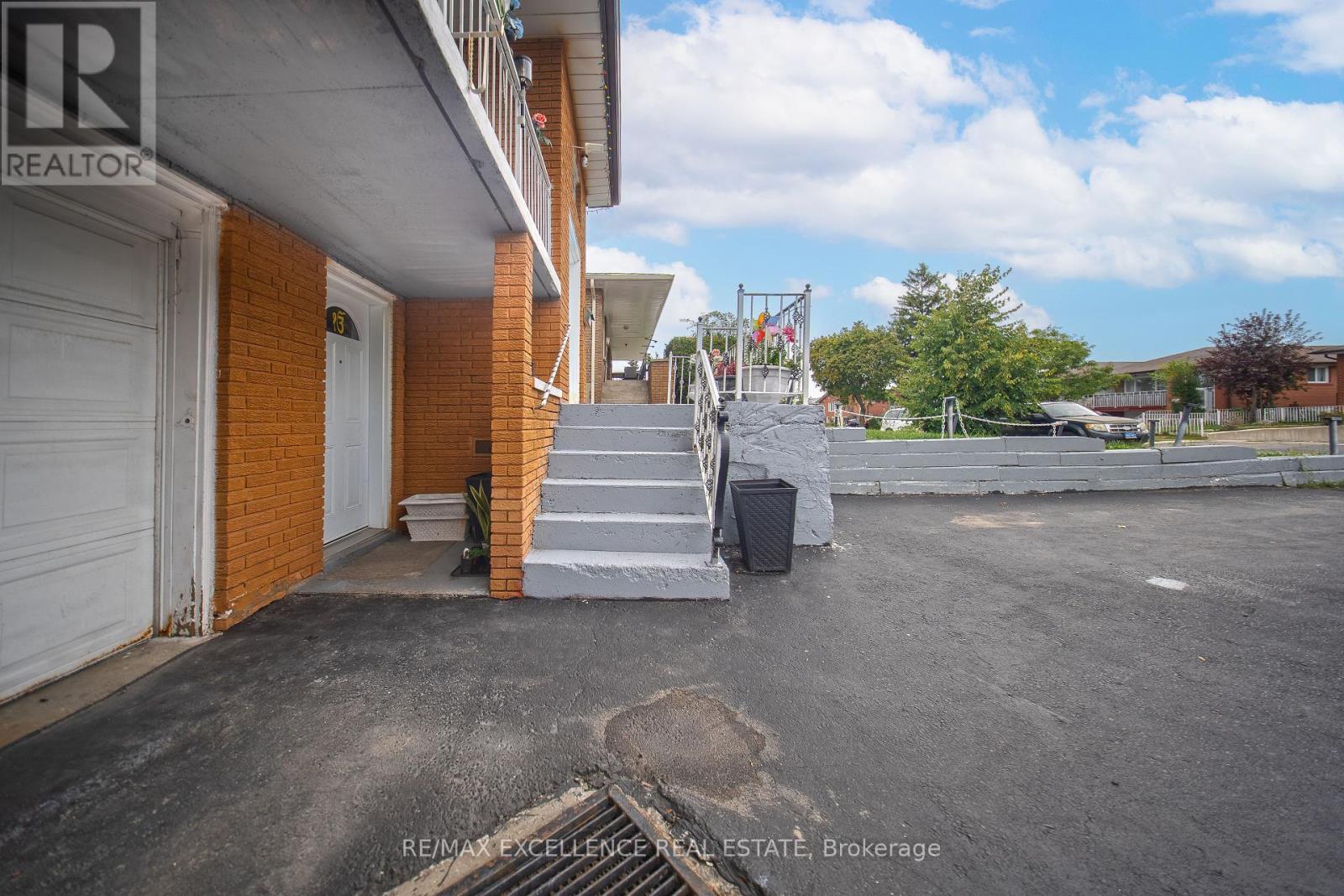 7246 Reindeer Drive, Mississauga, Ontario  L4T 2M7 - Photo 2 - W12434182