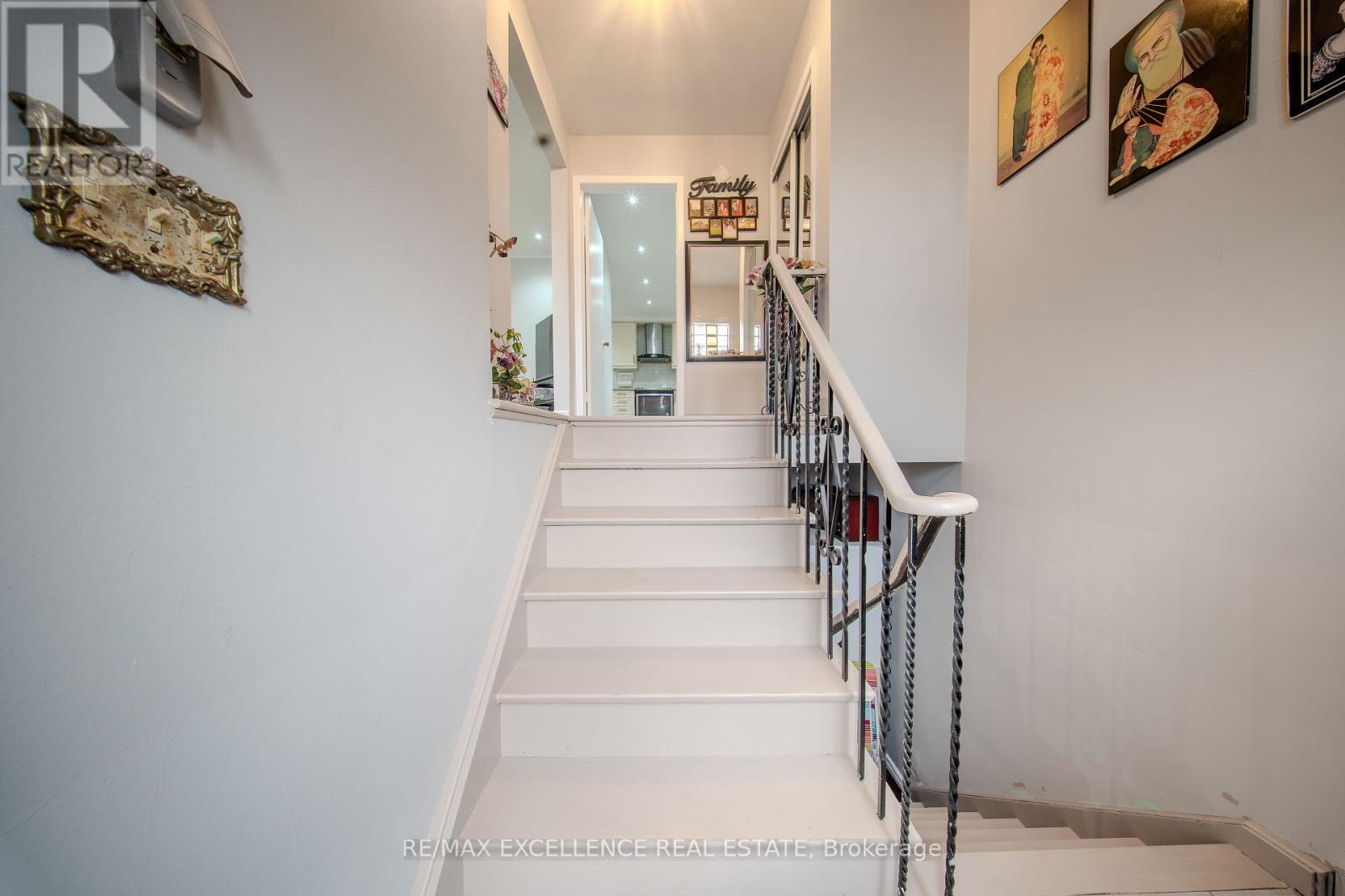 7246 Reindeer Drive, Mississauga, Ontario  L4T 2M7 - Photo 4 - W12434182