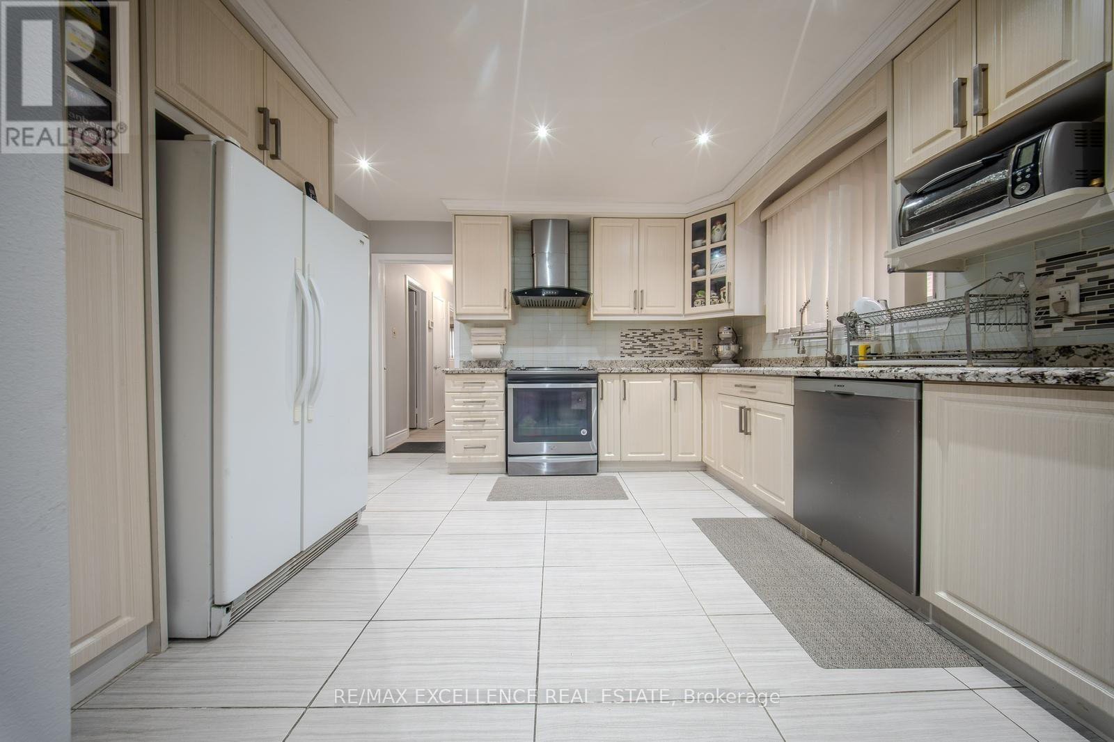 7246 Reindeer Drive, Mississauga, Ontario  L4T 2M7 - Photo 8 - W12434182