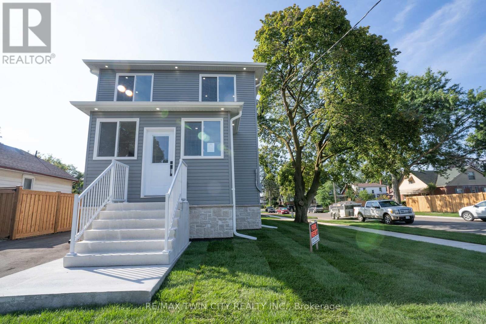309 Nelson Street, Brantford, Ontario  N3S 4E2 - Photo 2 - X12439033