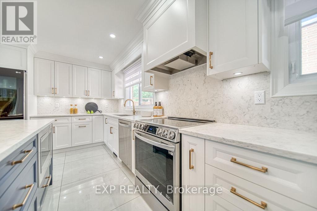 11 Lillian Avenue, Markham, Ontario  L3T 4N7 - Photo 12 - N12439061