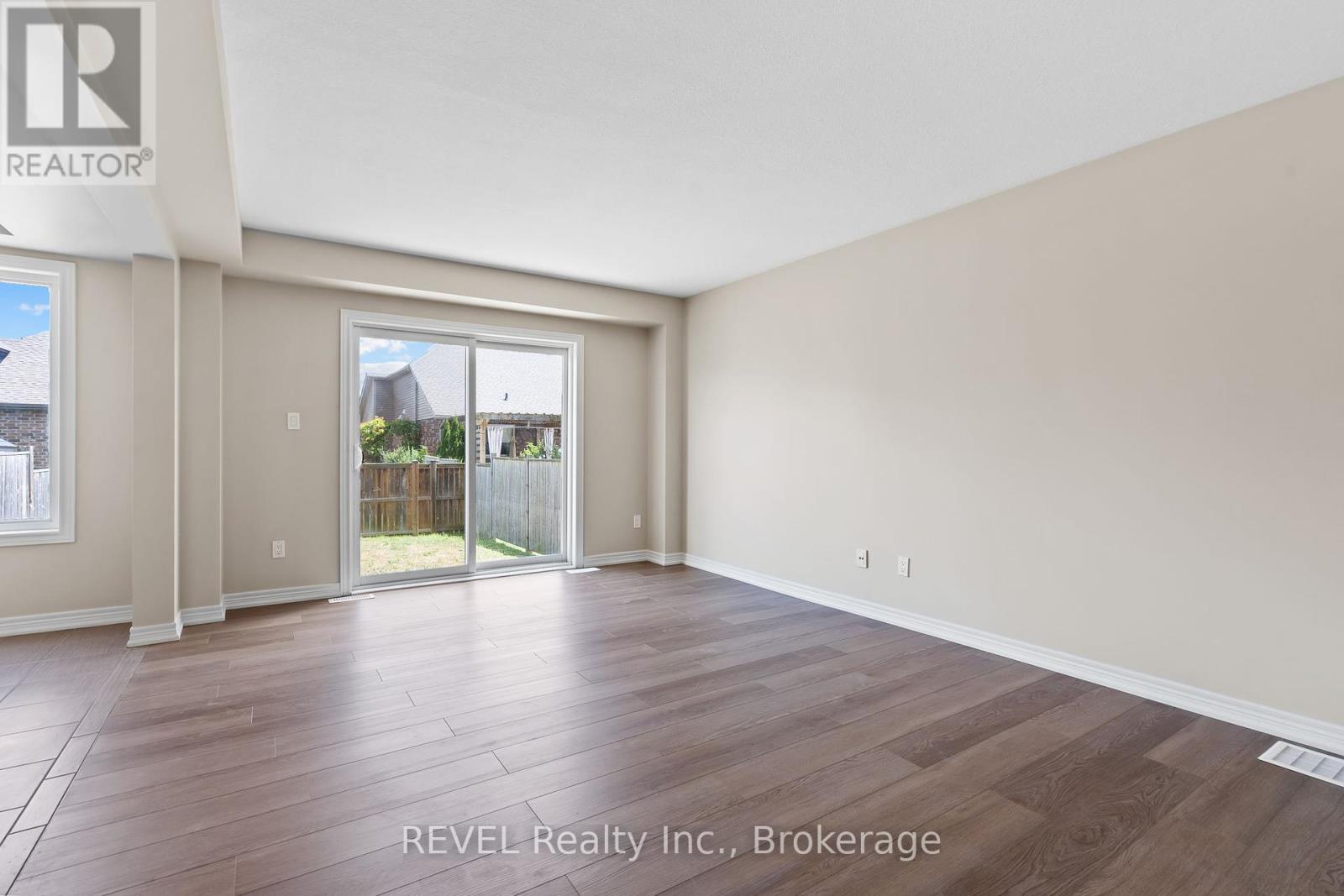124 Roselawn Crescent, Welland (Coyle Creek), Ontario  L3C 0B7 - Photo 12 - X12439078