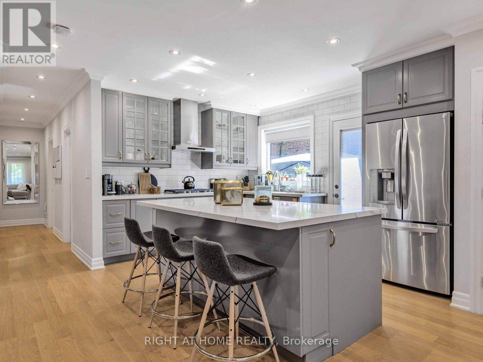 7 Bloorlea Crescent, Toronto, Ontario  M9B 1P2 - Photo 10 - W12439074