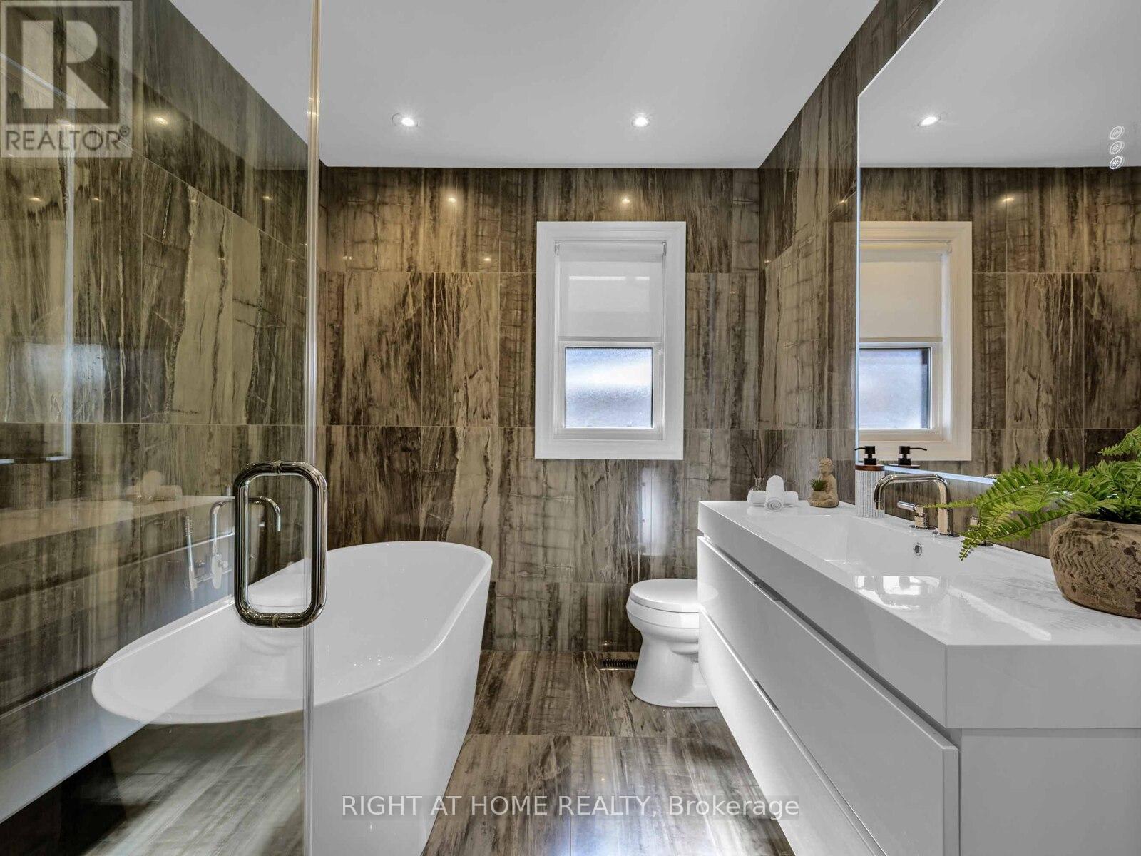 7 Bloorlea Crescent, Toronto, Ontario  M9B 1P2 - Photo 14 - W12439074