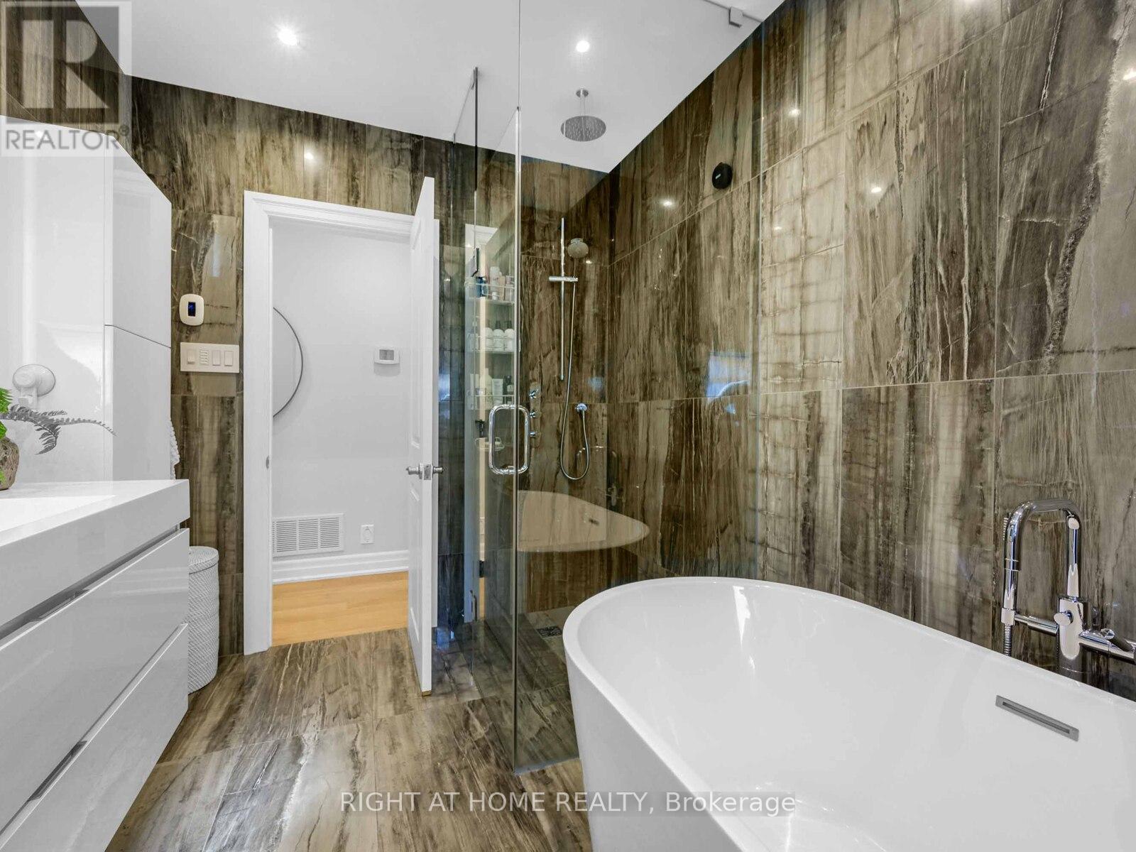 7 Bloorlea Crescent, Toronto, Ontario  M9B 1P2 - Photo 15 - W12439074