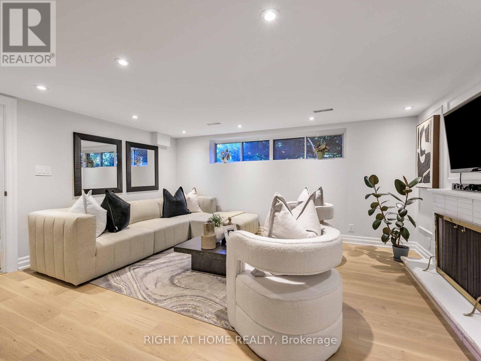 7 Bloorlea Crescent, Toronto, Ontario  M9B 1P2 - Photo 27 - W12439074