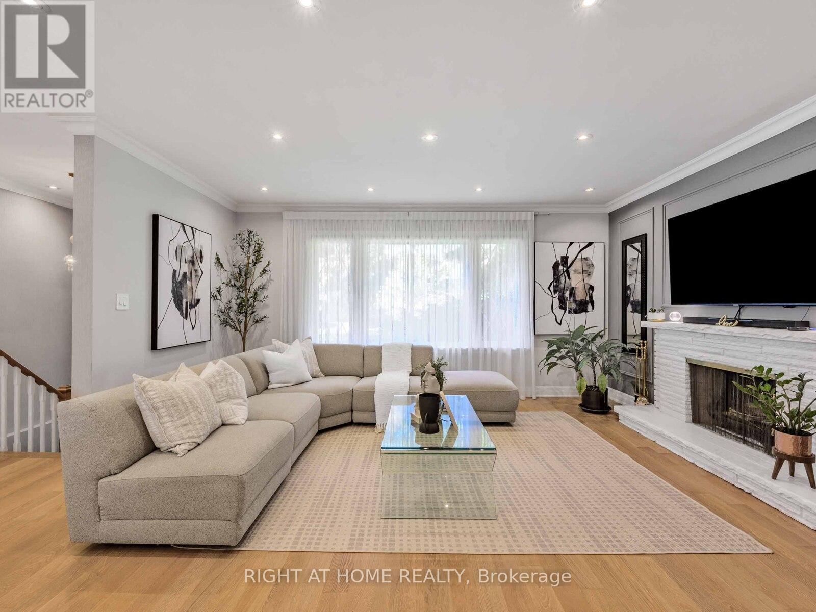 7 Bloorlea Crescent, Toronto, Ontario  M9B 1P2 - Photo 3 - W12439074