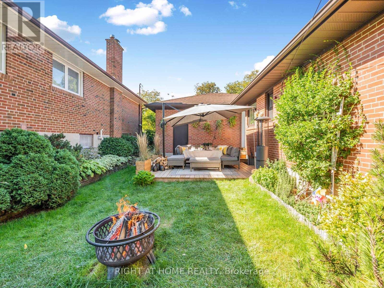 7 Bloorlea Crescent, Toronto, Ontario  M9B 1P2 - Photo 39 - W12439074