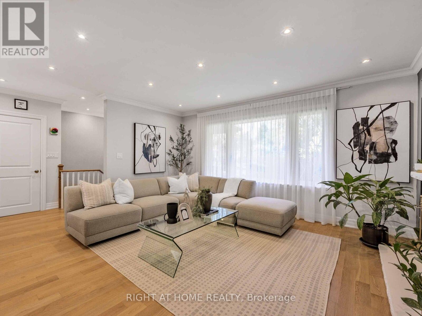 7 Bloorlea Crescent, Toronto, Ontario  M9B 1P2 - Photo 4 - W12439074