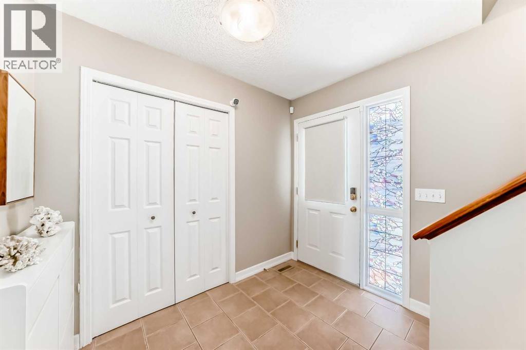 26 Royal Elm Drive Nw, Calgary, Alberta  T3G 5P7 - Photo 4 - A2249897