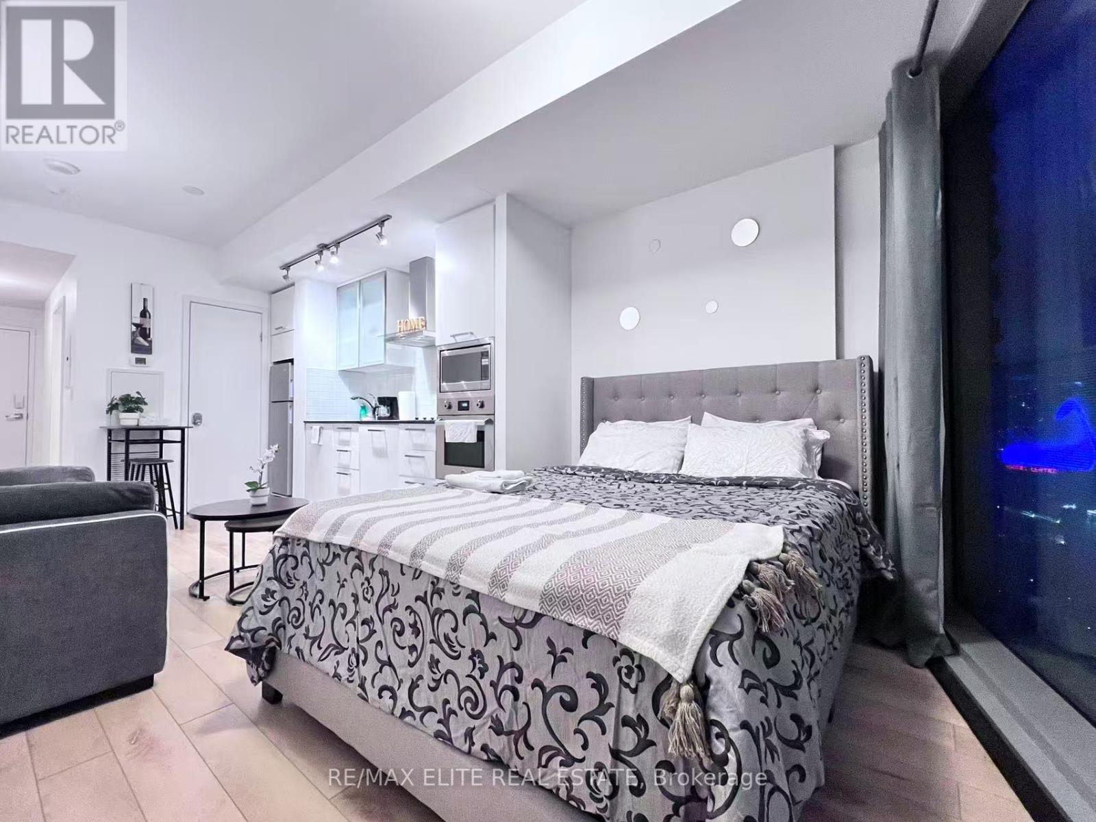 2108 - 12 York Street, Toronto, Ontario  M5J 0A9 - Photo 14 - C12432274