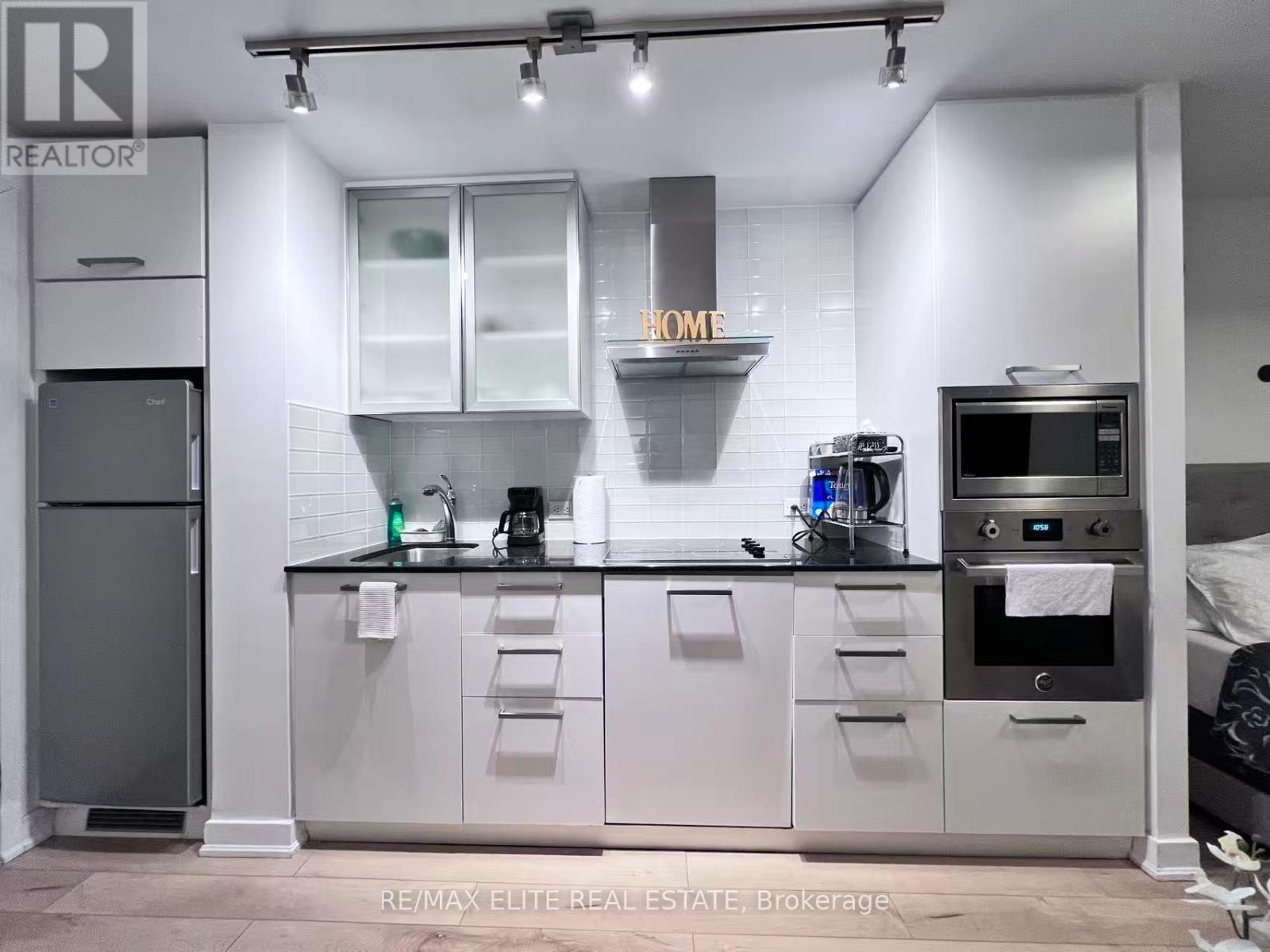 2108 - 12 York Street, Toronto, Ontario  M5J 0A9 - Photo 6 - C12432274