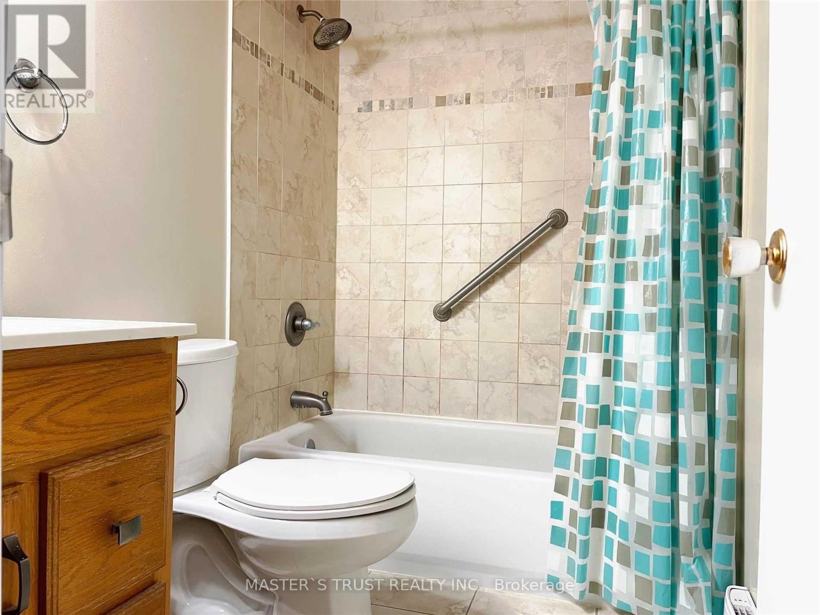 4 Gatsby Square, Brampton, Ontario  L6S 2H4 - Photo 12 - W12439088