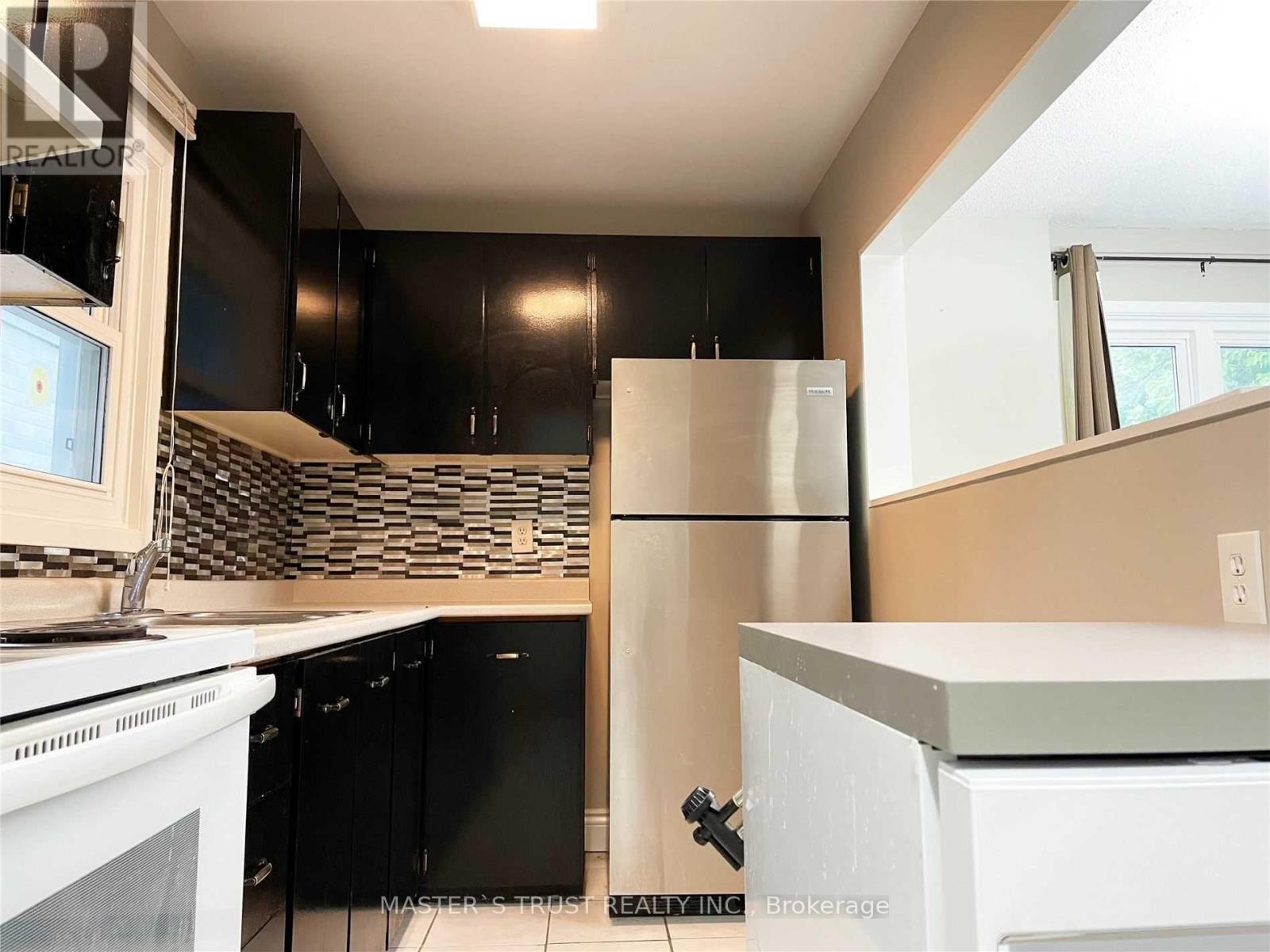 4 Gatsby Square, Brampton, Ontario  L6S 2H4 - Photo 2 - W12439088
