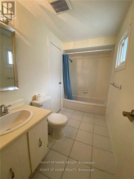 3158 Mccarron Crescent E, Mississauga, Ontario  L5N 3H5 - Photo 12 - W12439098