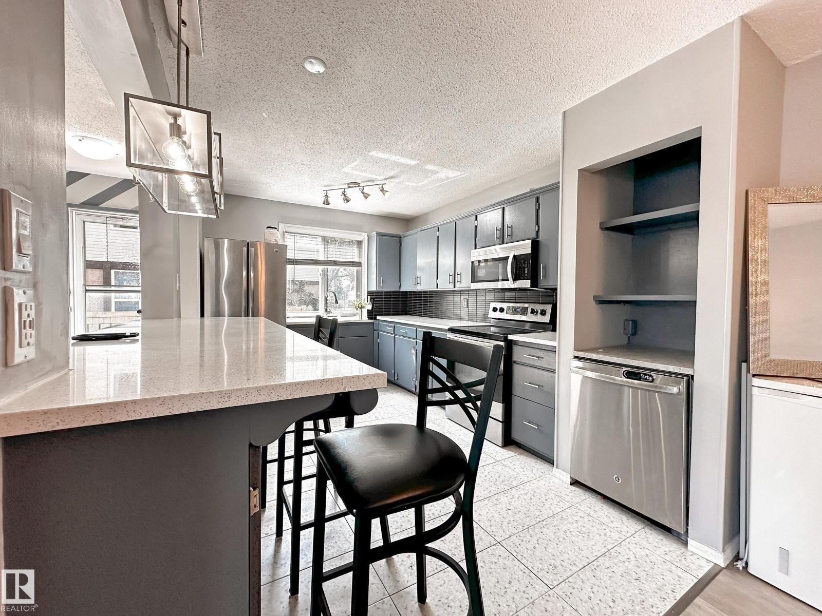 858 Erin Pl Nw, Edmonton, Alberta  T5T 1M6 - Photo 1 - E4460356