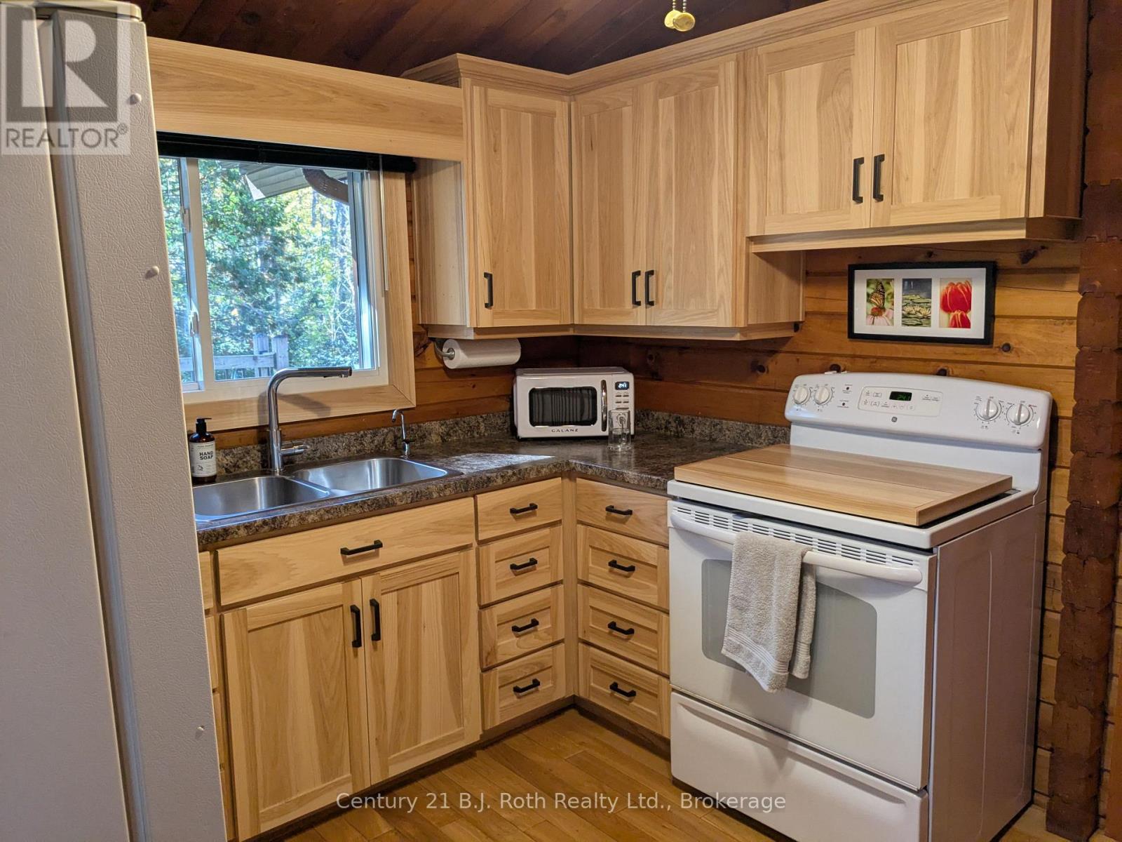 71 Victoria Street, Magnetawan, Ontario  P0A 1P0 - Photo 11 - X12439154