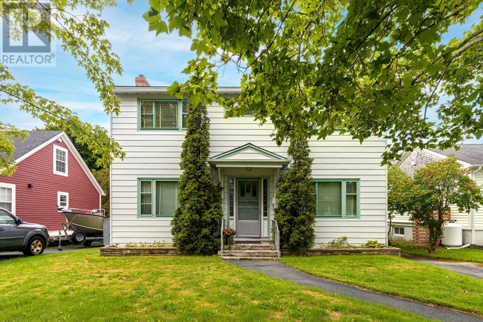<div class="slider-price">$499,500</div><p>10 Chestnut Place, St. John's, Newfoundland & Labrador</p>