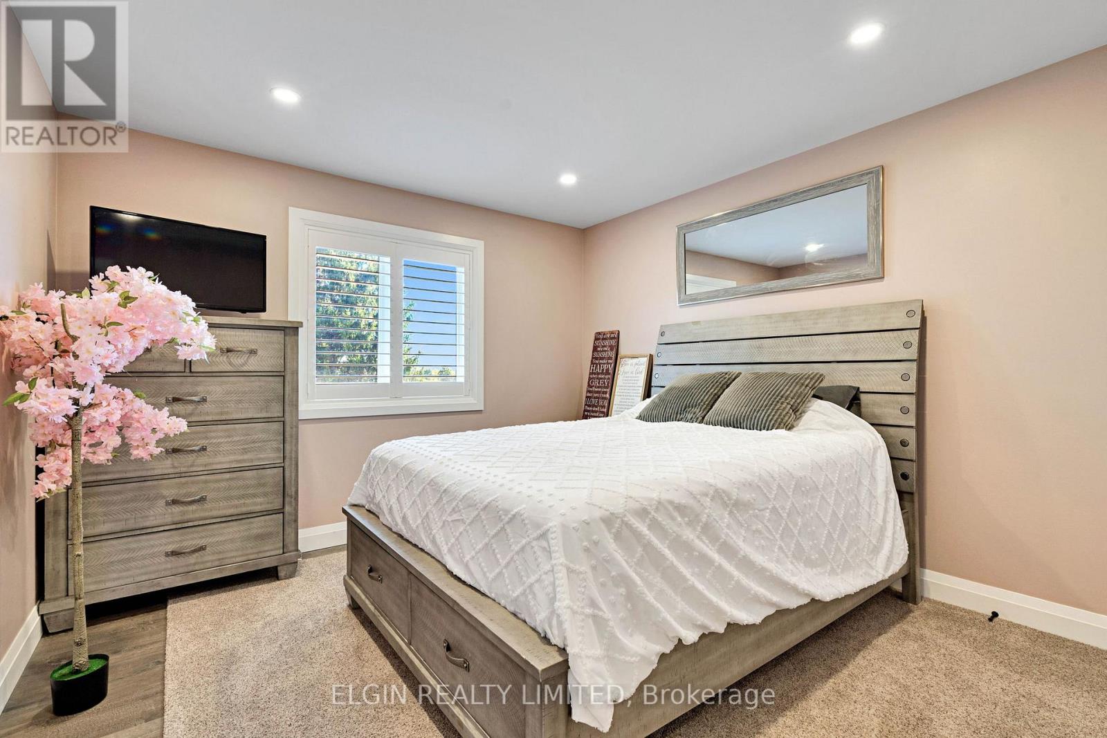 120 Centennial Avenue, Central Elgin, Ontario  N5R 5B2 - Photo 22 - X12439171