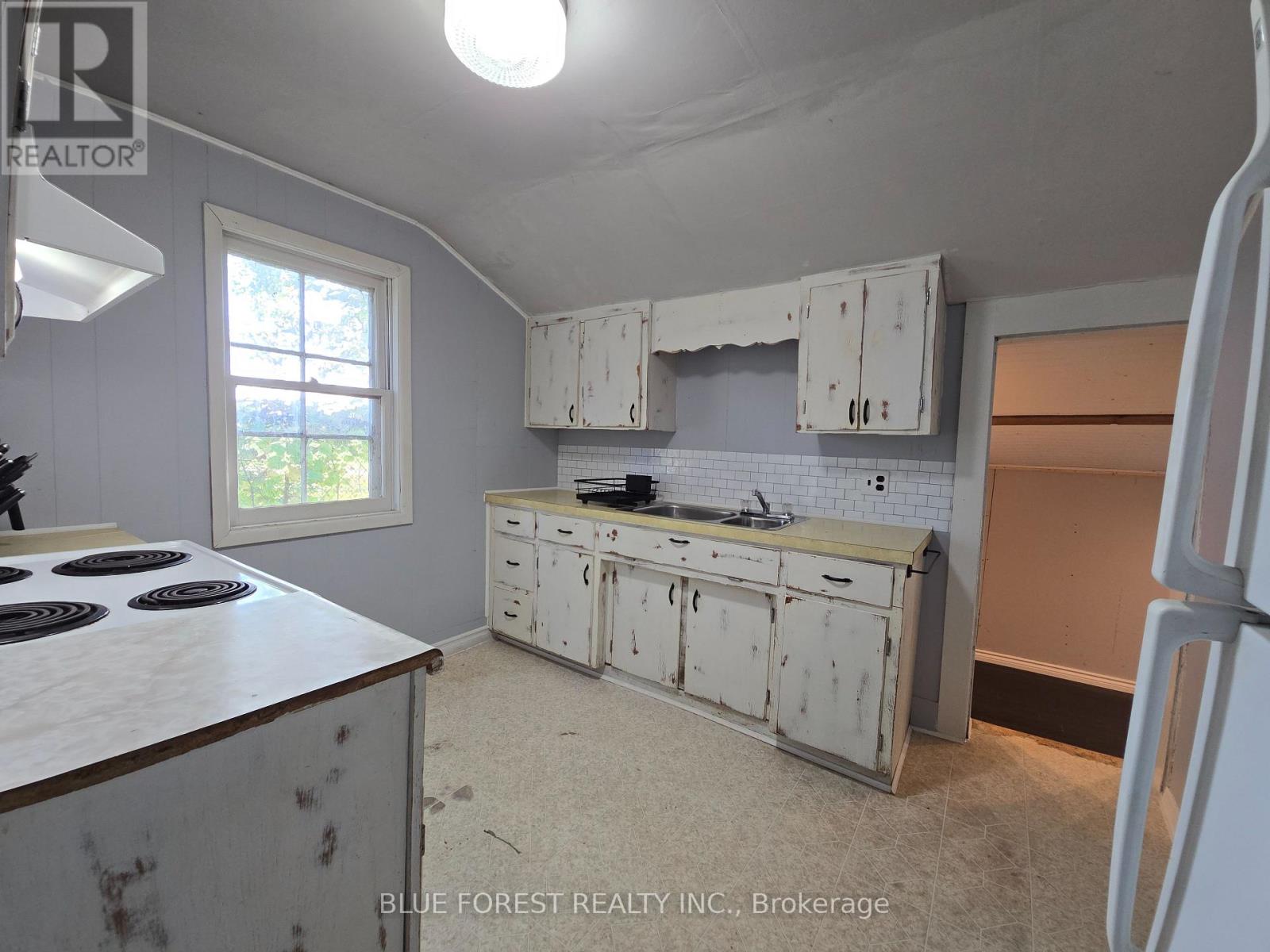 138 Centre Centre, West Elgin, Ontario  N0L 2C0 - Photo 12 - X12439189