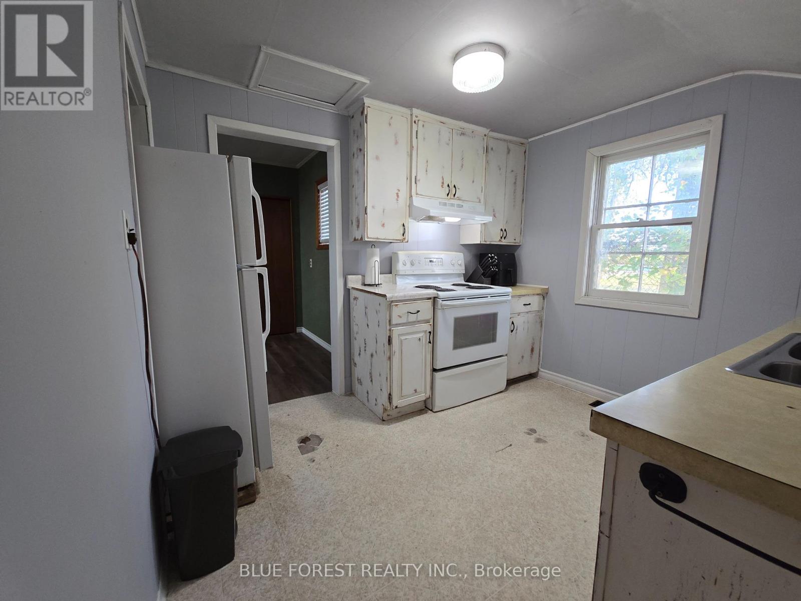 138 Centre Centre, West Elgin, Ontario  N0L 2C0 - Photo 13 - X12439189