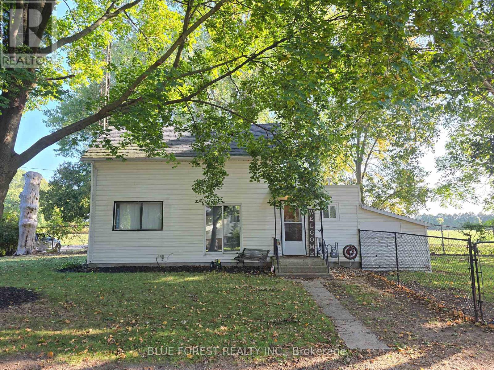 138 Centre Centre, West Elgin, Ontario  N0L 2C0 - Photo 4 - X12439189