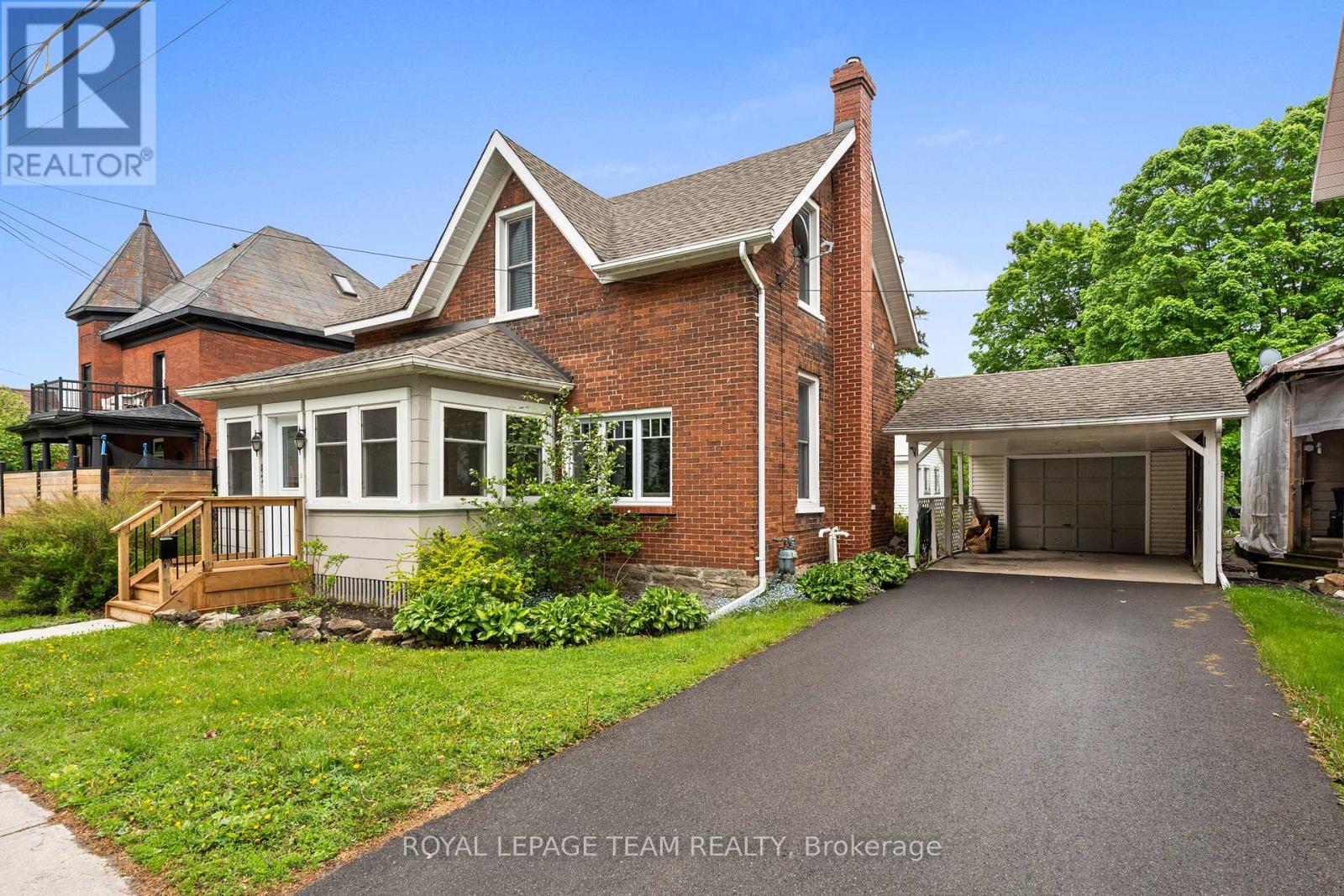 82 LAKE AVENUE E, Carleton Place, Ontario