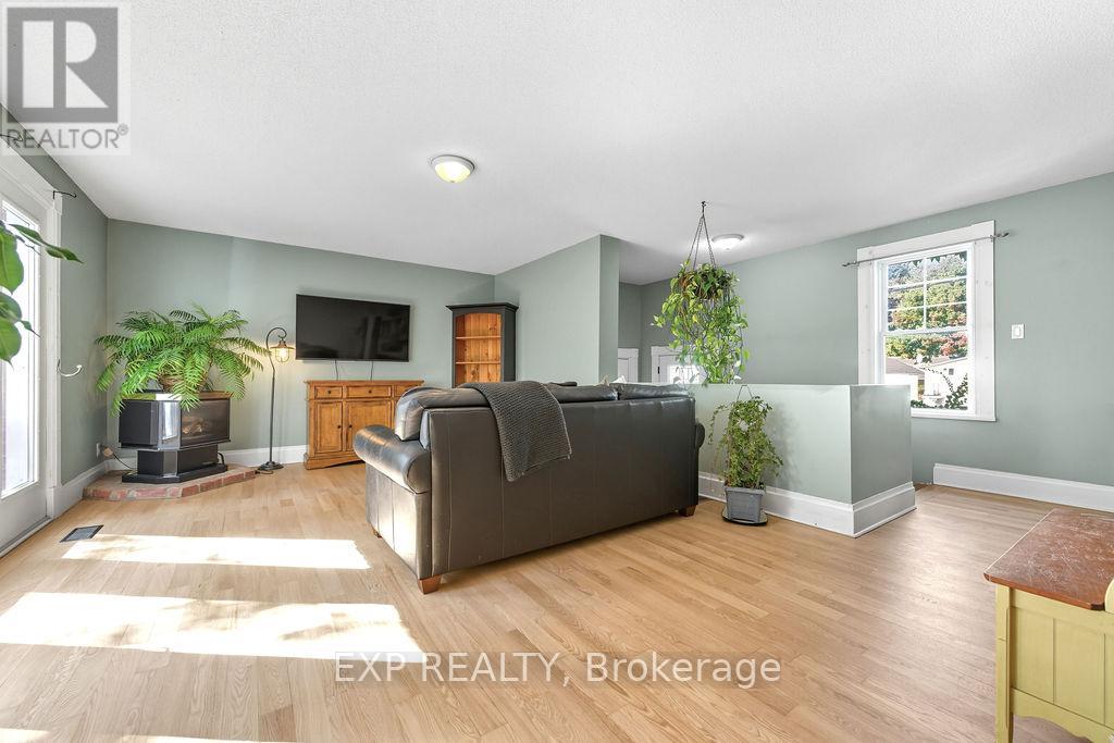 7 Hincks Avenue W, Renfrew, Ontario  K7V 3S5 - Photo 15 - X12439194