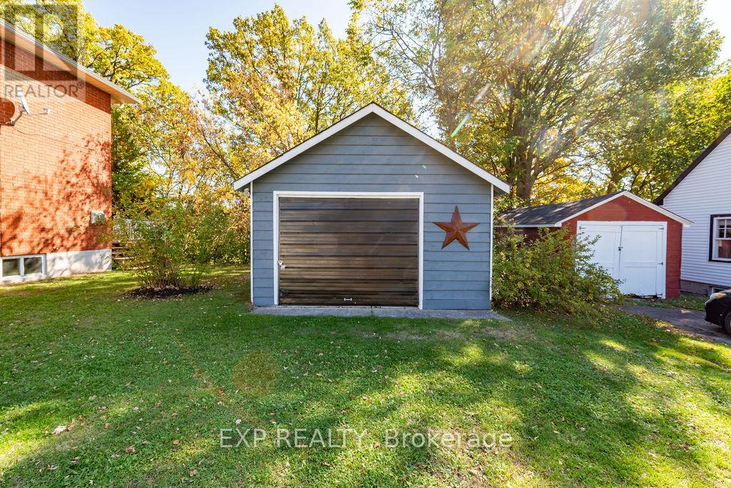 7 Hincks Avenue W, Renfrew, Ontario  K7V 3S5 - Photo 5 - X12439194