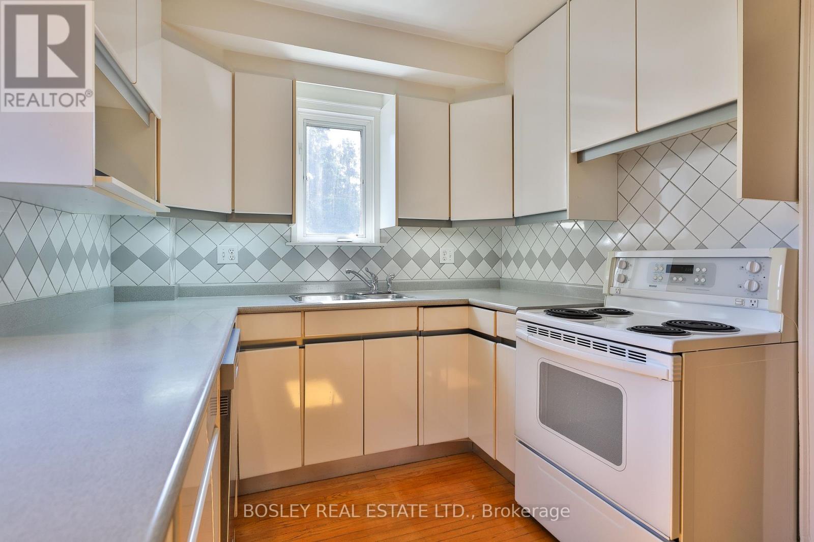 183 Mcrae Drive, Toronto, Ontario  M4G 1T2 - Photo 11 - C12439191