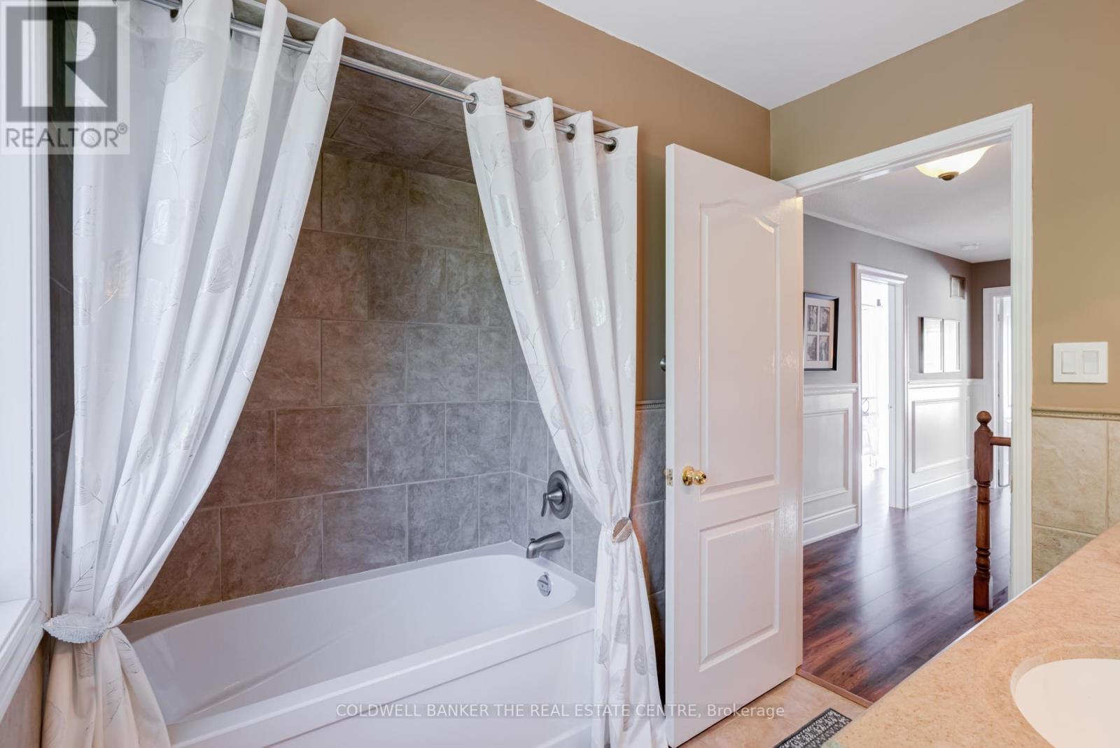 129 Foxtail Ridge, Newmarket, Ontario  L3X 1Z2 - Photo 44 - N12439168