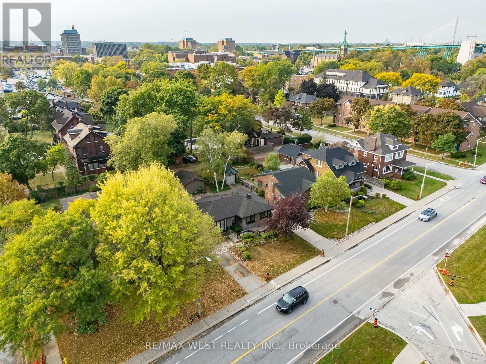 2437 Riverside Drive W, Windsor, Ontario  N9B 1B2 - Photo 3 - X12433211