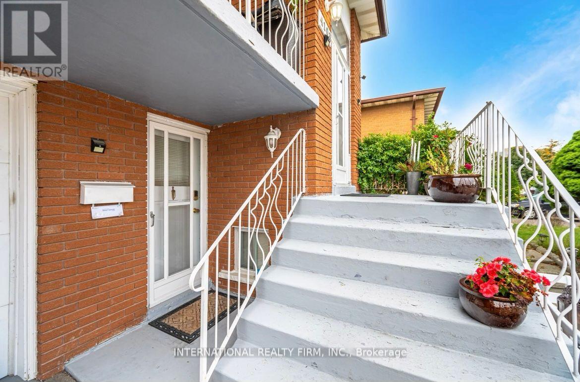 4103 Clevedon Drive, Mississauga, Ontario  L4Z 1J4 - Photo 3 - W12439170
