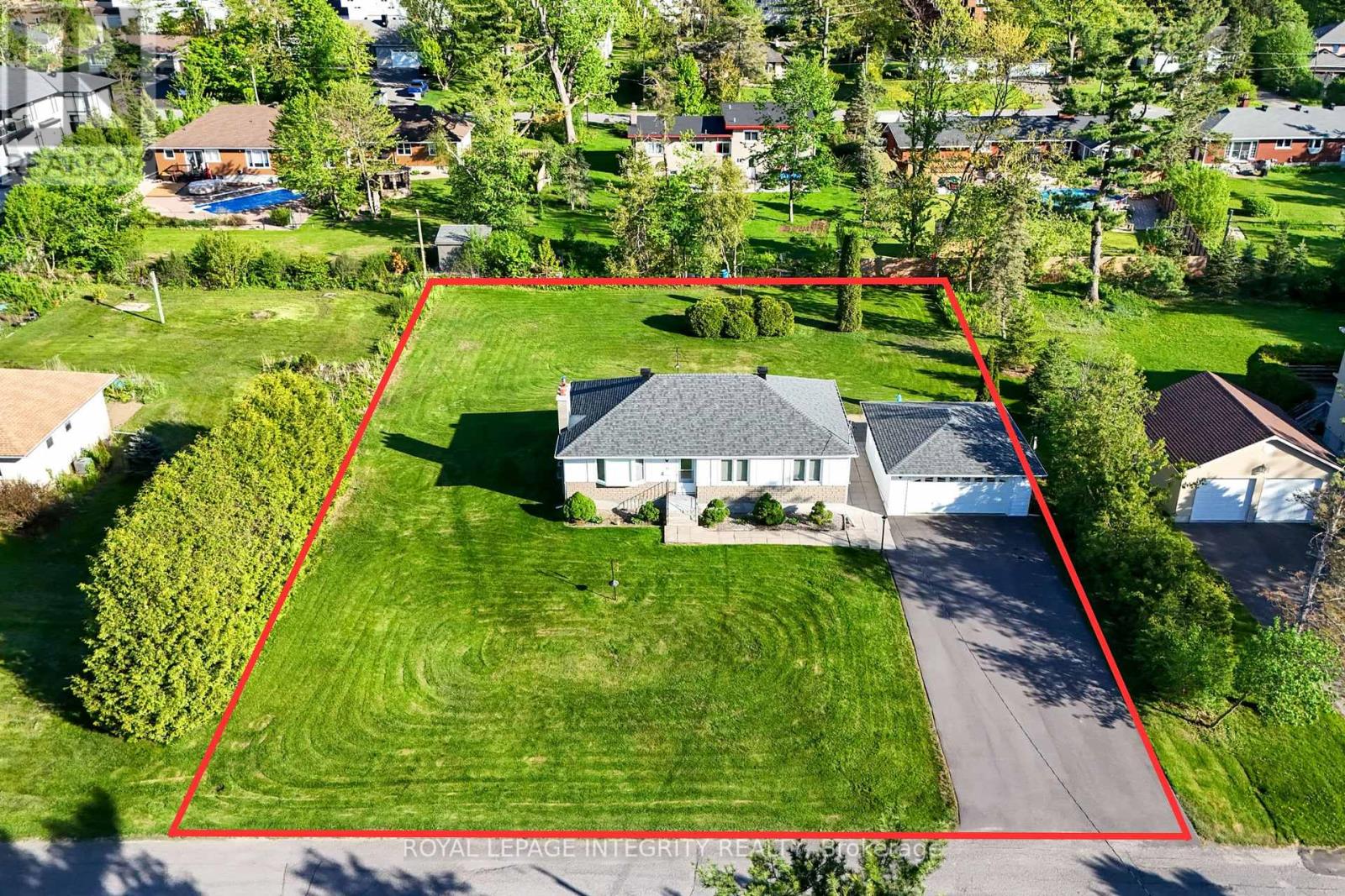 18 Brookdale Avenue, Ottawa, Ontario  K2E 6X2 - Photo 2 - X12439220