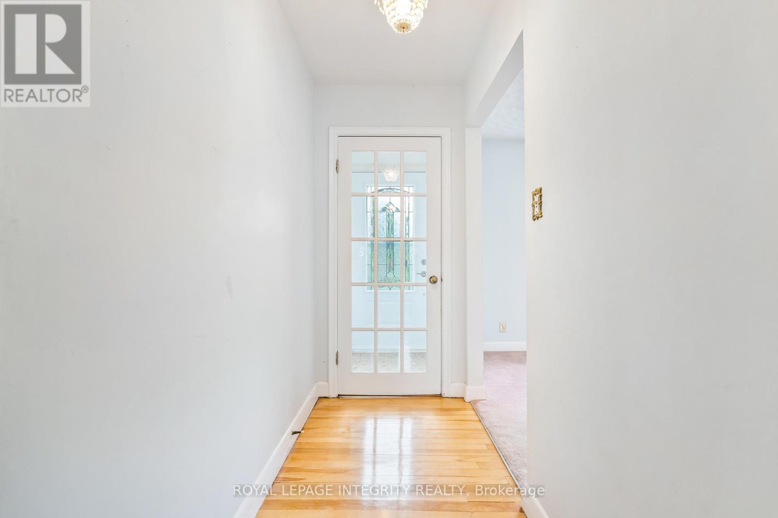 18 Brookdale Avenue, Ottawa, Ontario  K2E 6X2 - Photo 3 - X12439220