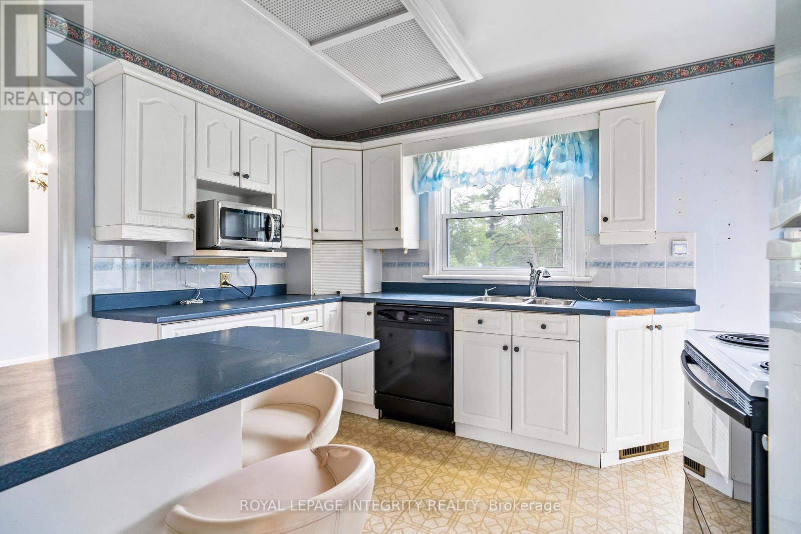 18 Brookdale Avenue, Ottawa, Ontario  K2E 6X2 - Photo 5 - X12439220