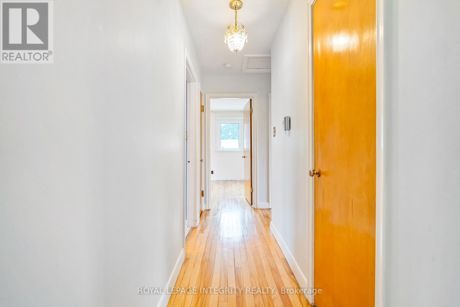 18 Brookdale Avenue, Ottawa, Ontario  K2E 6X2 - Photo 7 - X12439220