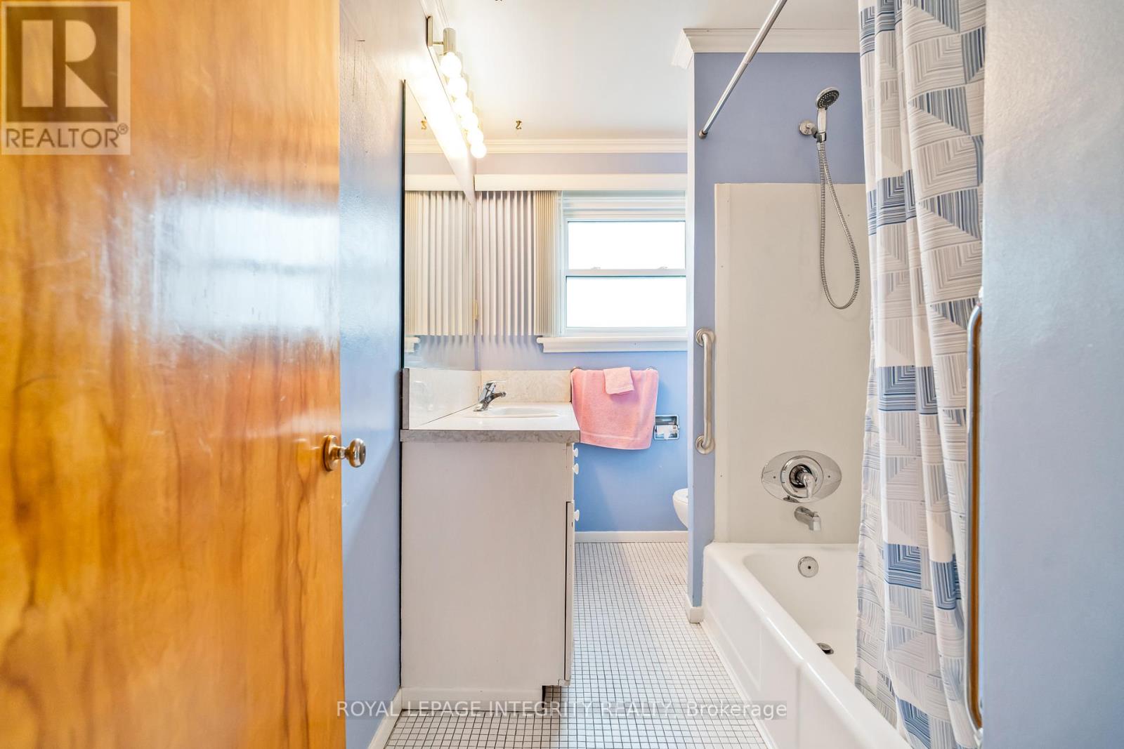 18 Brookdale Avenue, Ottawa, Ontario  K2E 6X2 - Photo 9 - X12439220