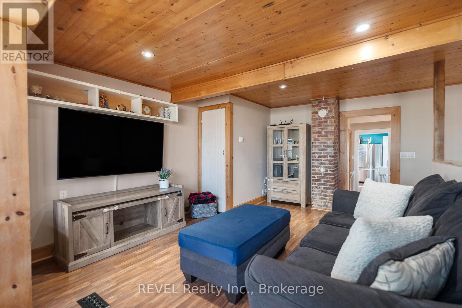 33 Regent Street, Thorold (Thorold Downtown), Ontario  L2V 1T5 - Photo 6 - X12439205