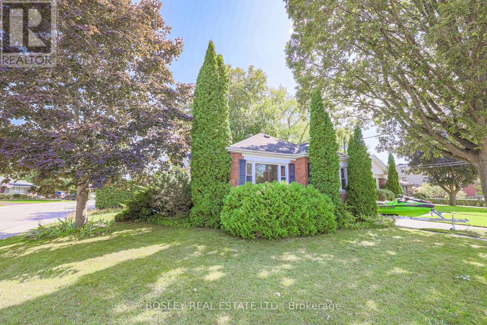 23 Stag Hill Drive, Toronto, Ontario  M4B 1K7 - Photo 4 - E12439233
