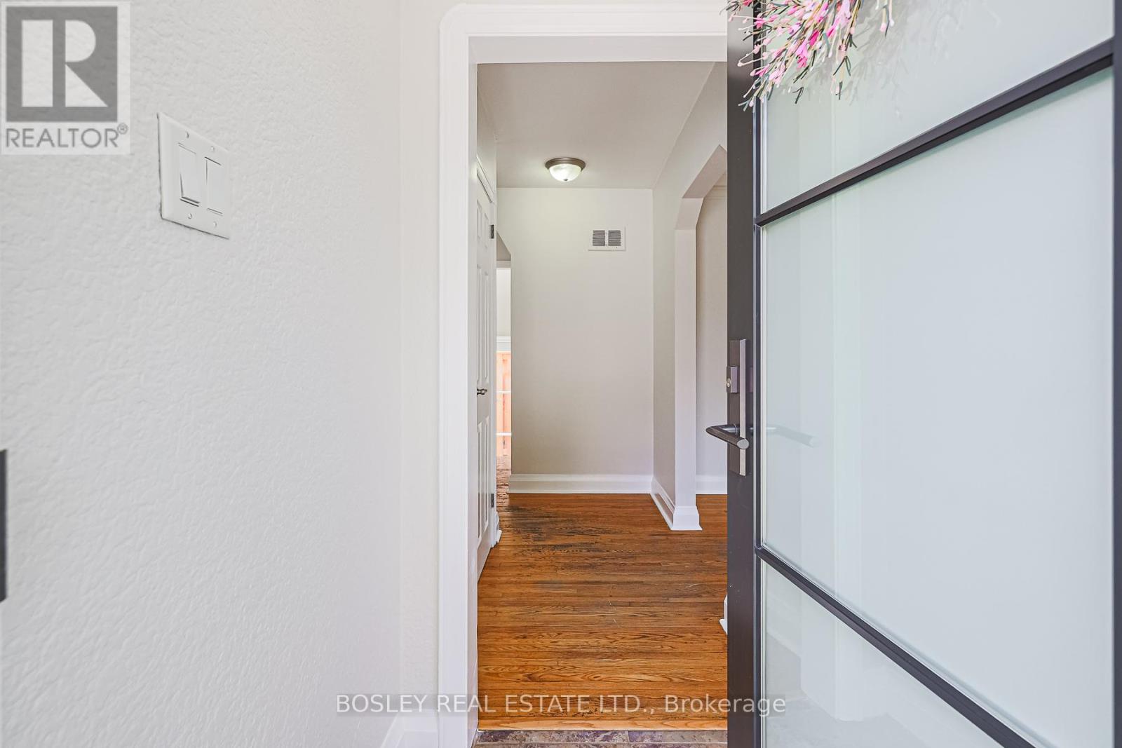 23 Stag Hill Drive, Toronto, Ontario  M4B 1K7 - Photo 5 - E12439233