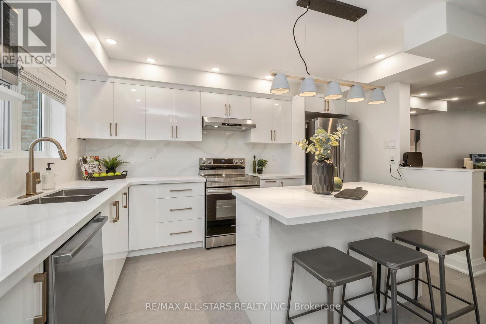 21 Rougehaven Way, Markham, Ontario  L3P 7W5 - Photo 5 - N12439211