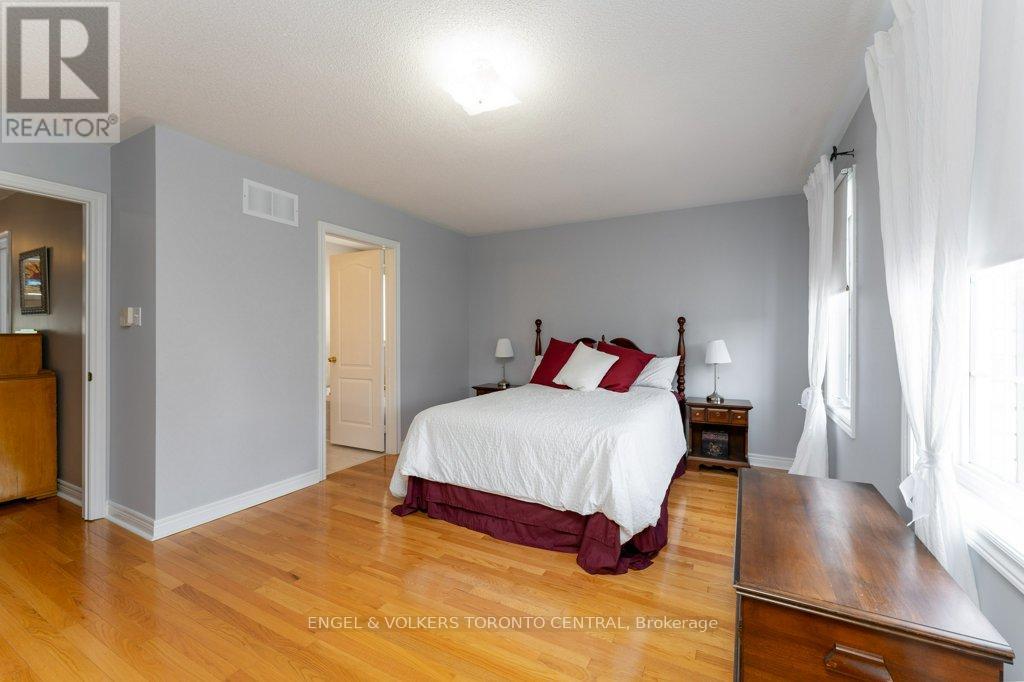 22 Donald Sim Avenue, Markham, Ontario  L6B 1B6 - Photo 14 - N12439216